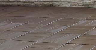 Бетонная брусчатка двора в Сестрорецке в октябре