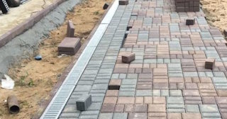 Профессиональная укладка плитки на улице в Сестрорецке в октябре
