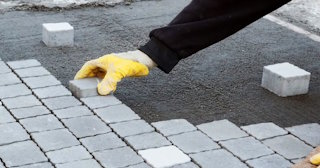 Монтаж тротуарной плитки на даче в Сестрорецке в октябре