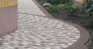 Укладка тротуарной плитки на цементное основание в Сестрорецке в октябре
