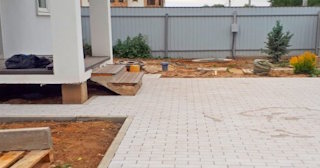 Укладка тротуарной плитки во дворе в Сестрорецке в октябре