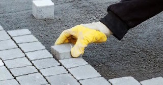Укладка тротуарной плитки 50 на 50 в Сестрорецке в октябре