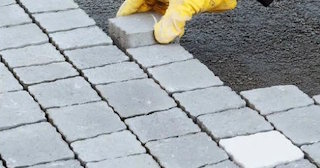 Укладка квадратной тротуарной плитки в Сестрорецке в октябре