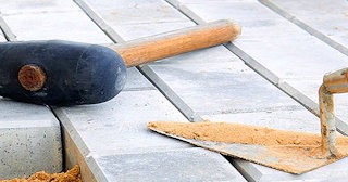 Профессиональная укладка тротуарной брусчатки в Сестрорецке в октябре