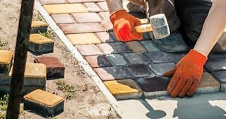 Укладка брусчатки «старый город» три цвета в Сестрорецке в октябре