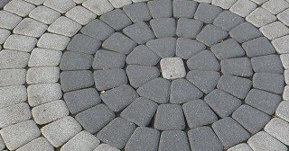 Профессиональная укладка клинкерной брусчатки в Сестрорецке в октябре